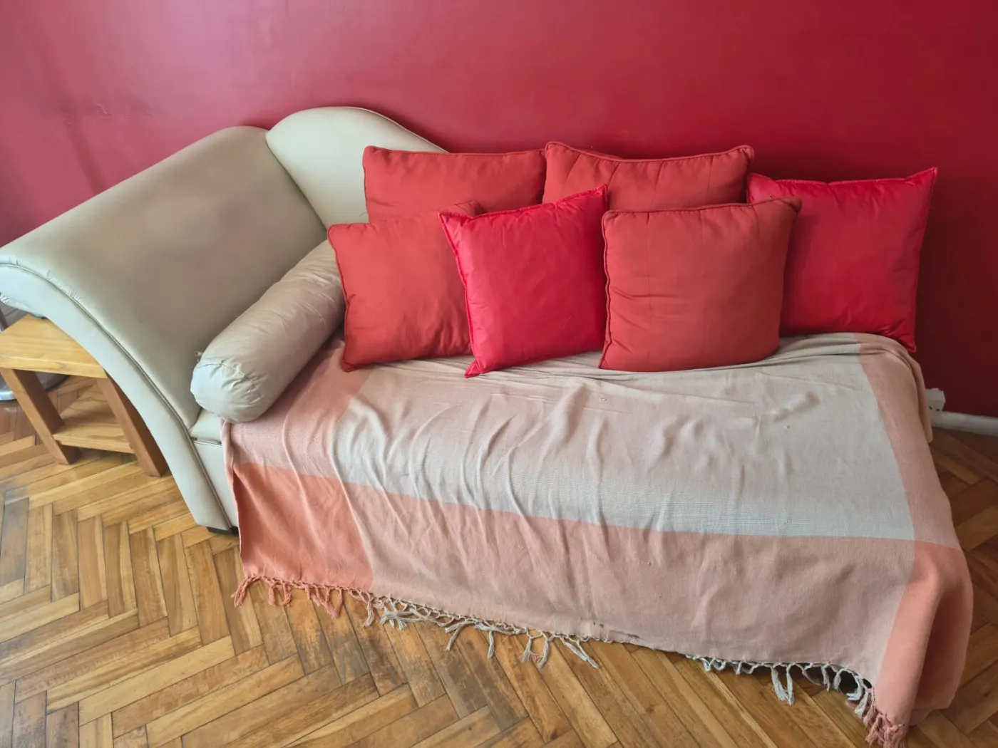 Diván con almohadones y manta