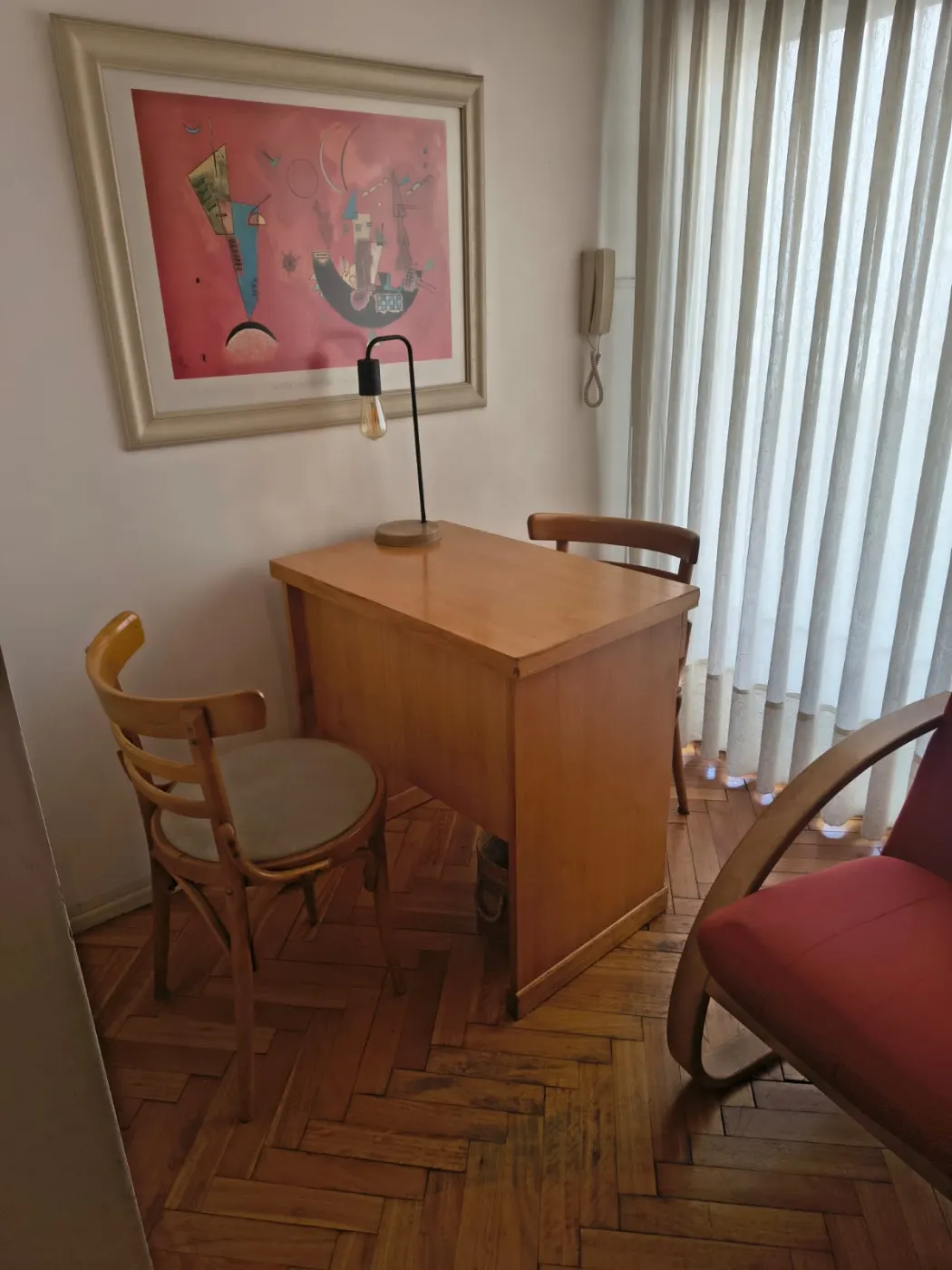 Escritorio de madera con lámpara y cuadro